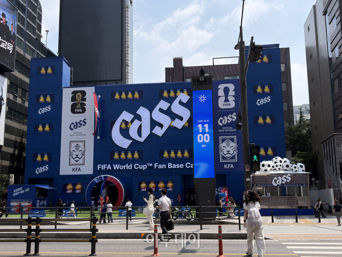 ▲서울 강남구 강남역에 마련된 카스의 'FIFA 월드컵 팬 베이스캠프' 전경. (황민주 기자 minchu@)