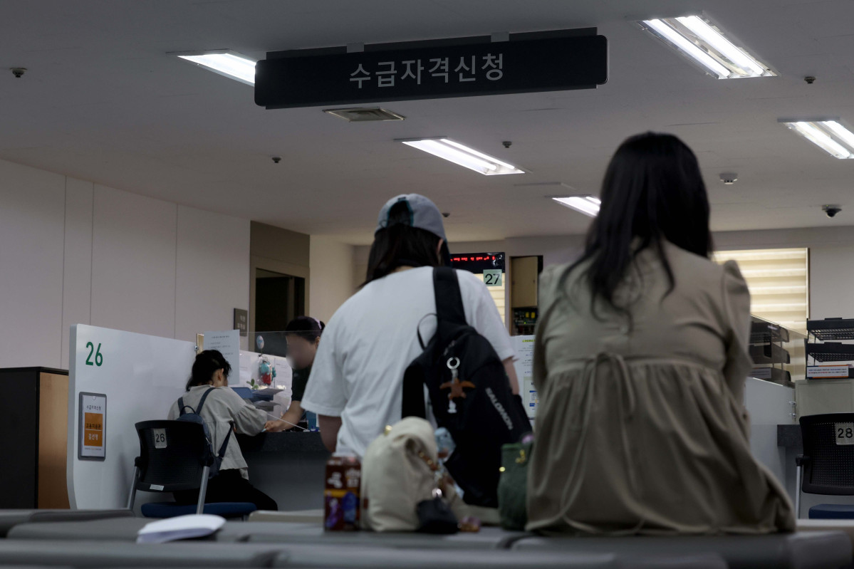 ▲지난달 취업자 수가 17개월 만에 감소로 돌아섰다. 국가데이터처가 11일 발표한 5월 고용동향을 보면 지난달 15세 이상 취업자는 2912만명으로 1년 전보다 4만명 줄었다. 취업자 감소는 비상계엄 여파가 있었던 2024년 12월 이후 17개월 만이다. 유례없는 반도체 호황과 수출 호조에도 청년 고용 한파가 심화하고 이란 전쟁에 제조업 취업자도 급감한 것 등이 영향을 끼쳤다. 청년층은 1년 전보다 25만5000명 줄었고, 제조업에서는 14만 명이 감소했다. 이에 따라 청년층 고용률은 43.8%로 1년 전보다 2.4%p 떨어지며 25개월째 하락세를 이어갔다. 이날 서울 마포구 서울서부고용복지플러스센터에서 구직자들이 상담을 하고있다. 신태현 기자 holjjak@