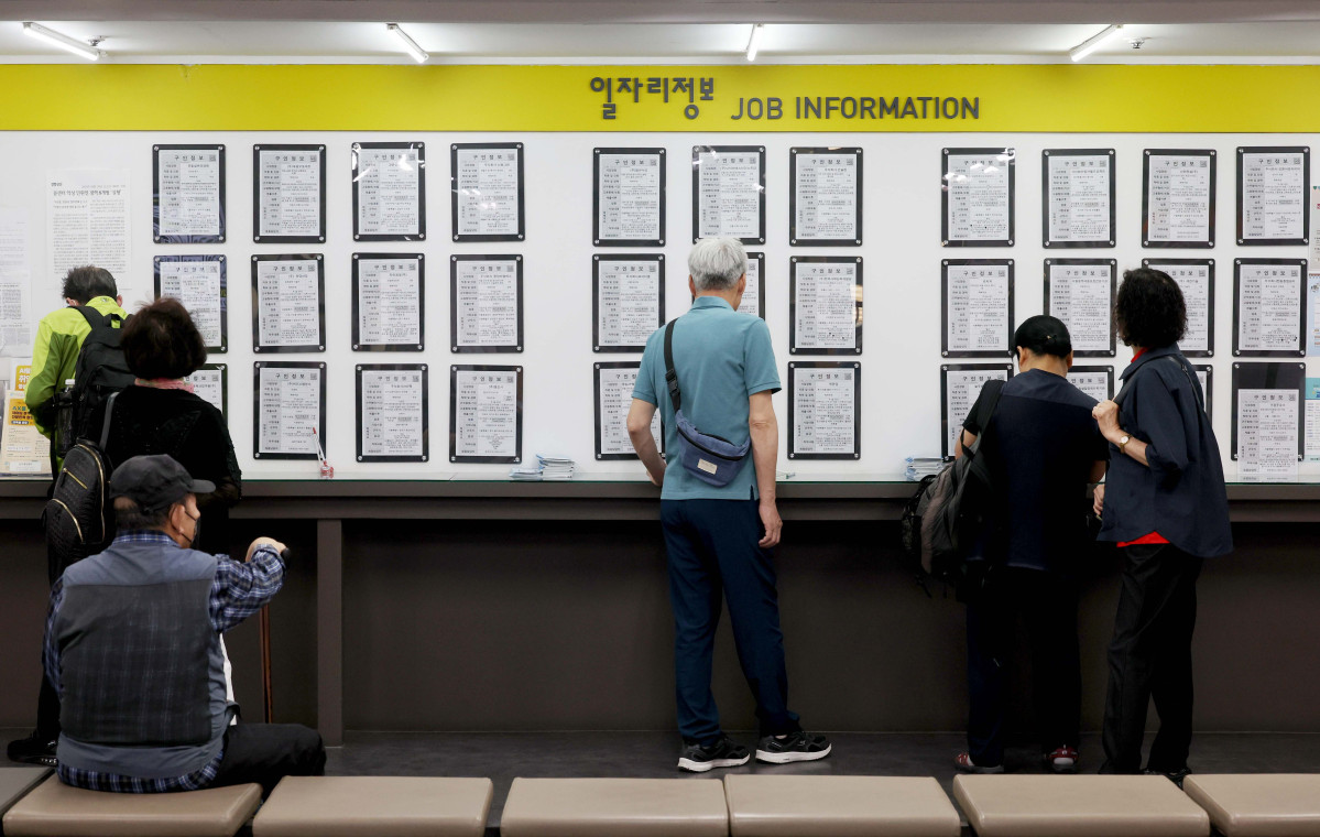 ▲지난달 취업자 수가 17개월 만에 감소로 돌아섰다. 국가데이터처가 11일 발표한 5월 고용동향을 보면 지난달 15세 이상 취업자는 2912만명으로 1년 전보다 4만명 줄었다. 취업자 감소는 비상계엄 여파가 있었던 2024년 12월 이후 17개월 만이다. 유례없는 반도체 호황과 수출 호조에도 청년 고용 한파가 심화하고 이란 전쟁에 제조업 취업자도 급감한 것 등이 영향을 끼쳤다. 청년층은 1년 전보다 25만5000명 줄었고, 제조업에서는 14만 명이 감소했다. 이에 따라 청년층 고용률은 43.8%로 1년 전보다 2.4%p 떨어지며 25개월째 하락세를 이어갔다. 이날 서울 마포구 서울서부고용복지플러스센터에서 구직자들이 일자리정보 게시판을 살펴보고 있다. 신태현 기자 holjjak@