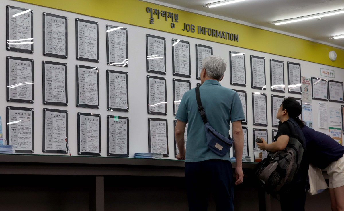 ▲지난달 취업자 수가 17개월 만에 감소로 돌아섰다. 국가데이터처가 11일 발표한 5월 고용동향을 보면 지난달 15세 이상 취업자는 2912만명으로 1년 전보다 4만명 줄었다. 취업자 감소는 비상계엄 여파가 있었던 2024년 12월 이후 17개월 만이다. 유례없는 반도체 호황과 수출 호조에도 청년 고용 한파가 심화하고 이란 전쟁에 제조업 취업자도 급감한 것 등이 영향을 끼쳤다. 청년층은 1년 전보다 25만5000명 줄었고, 제조업에서는 14만 명이 감소했다. 이에 따라 청년층 고용률은 43.8%로 1년 전보다 2.4%p 떨어지며 25개월째 하락세를 이어갔다. 이날 서울 마포구 서울서부고용복지플러스센터에서 구직자들이 일자리정보 게시판을 살펴보고 있다. 신태현 기자 holjjak@
