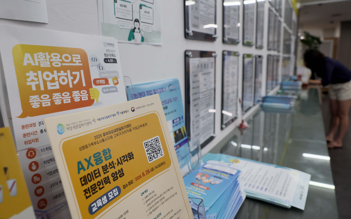 ▲지난달 취업자 수가 17개월 만에 감소로 돌아섰다. 국가데이터처가 11일 발표한 5월 고용동향을 보면 지난달 15세 이상 취업자는 2912만명으로 1년 전보다 4만명 줄었다. 취업자 감소는 비상계엄 여파가 있었던 2024년 12월 이후 17개월 만이다. 유례없는 반도체 호황과 수출 호조에도 청년 고용 한파가 심화하고 이란 전쟁에 제조업 취업자도 급감한 것 등이 영향을 끼쳤다. 청년층은 1년 전보다 25만5000명 줄었고, 제조업에서는 14만 명이 감소했다. 이에 따라 청년층 고용률은 43.8%로 1년 전보다 2.4%p 떨어지며 25개월째 하락세를 이어갔다. 이날 서울 마포구 서울서부고용복지플러스센터에서 구직자들이 서류를 작성하고 있다. 신태현 기자 holjjak@