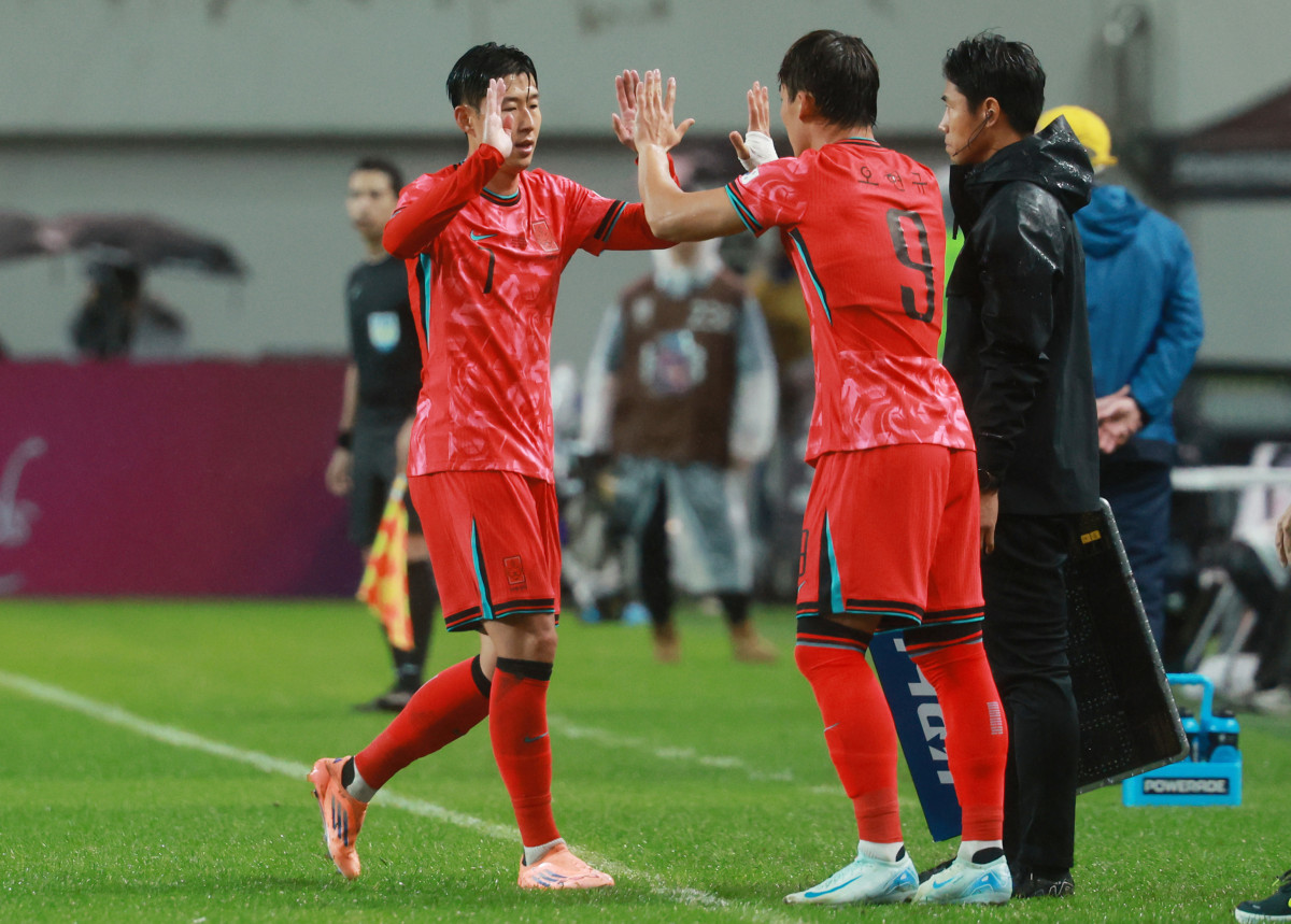 ▲오현규(베식타시 JK)와 하이파이브하는 손흥민(LAFC). (연합뉴스)