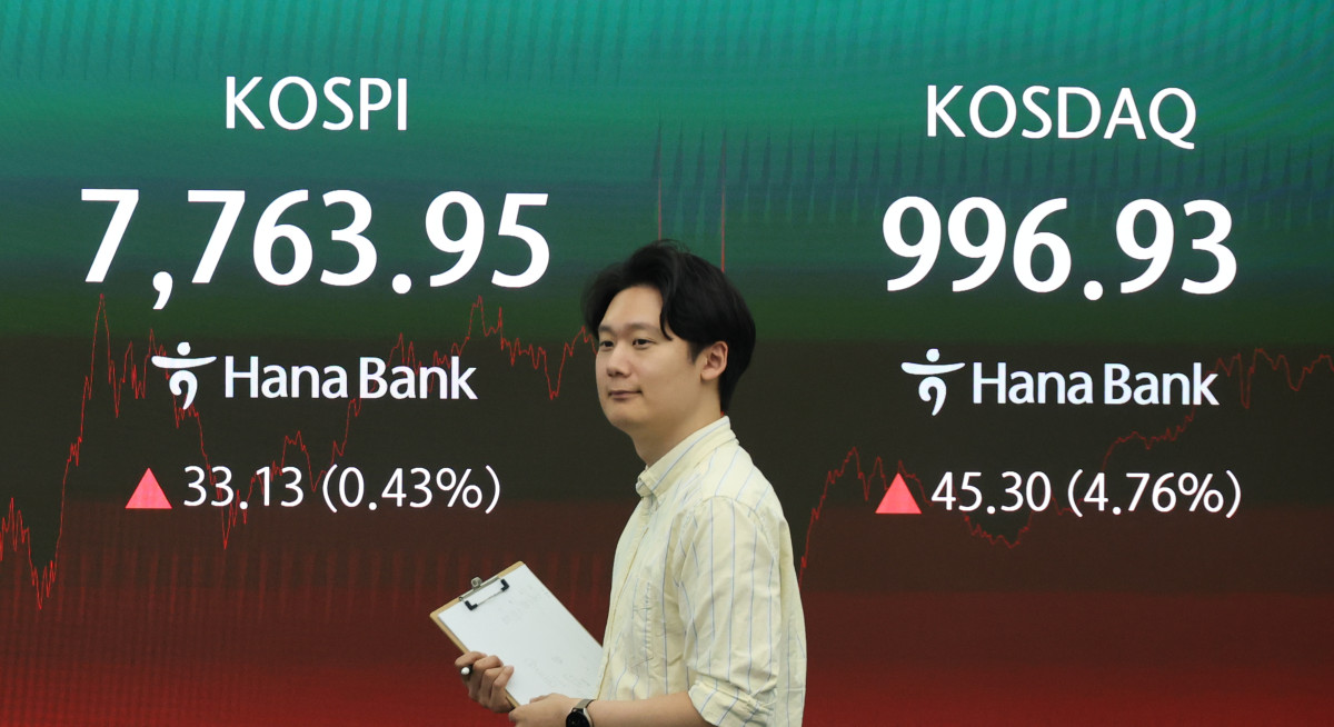 ▲11일 한국거래소에 따르면 이날 코스피 지수는 전 거래일 대비 33.13포인트(0.43%) 오른 7763.95, 코스닥 지수는 전 거래일 대비 45.30포인트(4.76%) 오른 996.93에 장을 마감했다. (출처=연합뉴스)