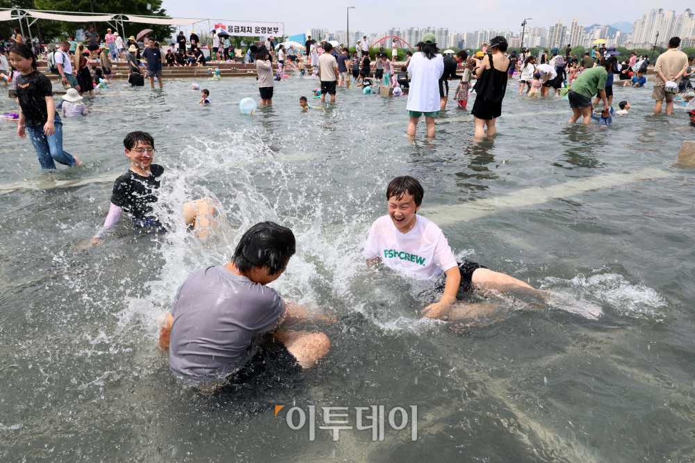 ▲대체공휴일이자 서울 낮 최고기온이 30도를 기록하는 등 초여름 날씨를 보인 25일 서울 여의도 물빛광장에서 학생들이 물놀이를 하며 더위를 식히고 있다. (이투데이DB)