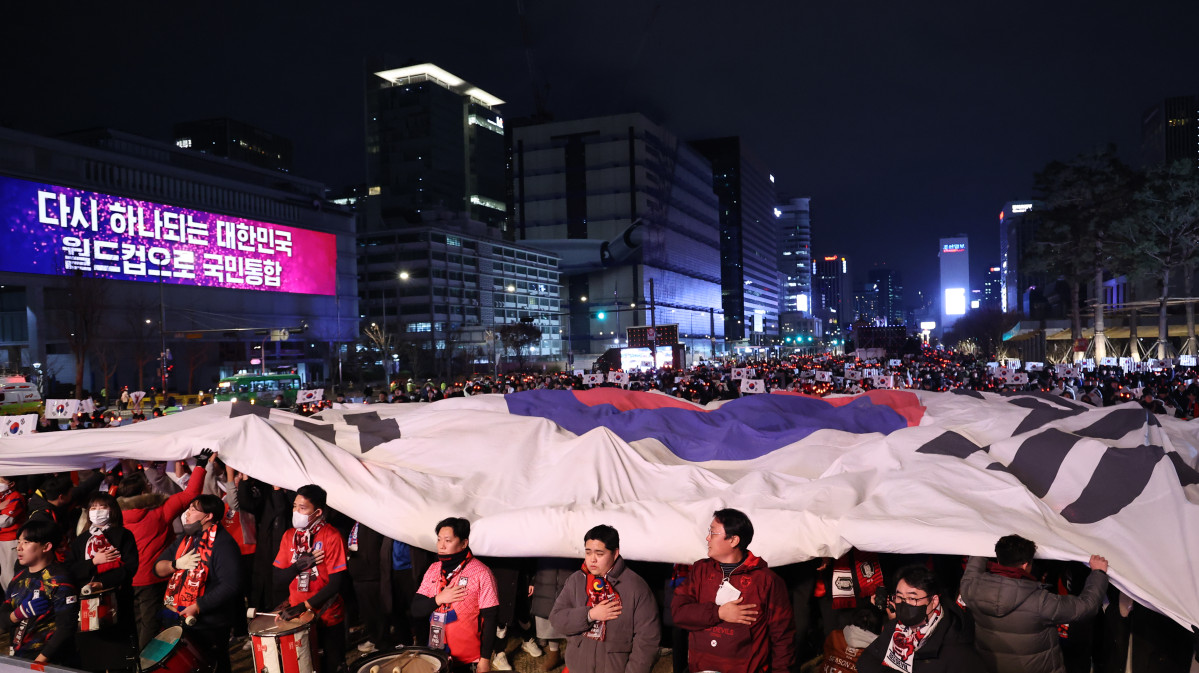 ▲서울 종로구 광화문 광장에서 열린 2022 카타르 월드컵 H조 예선 한국과 포르투갈 경기 합동 응원에 나선 붉은악마와 시민들이 대형 태극기를 펼치며 응원을 펼치고 있다. (연합뉴스)