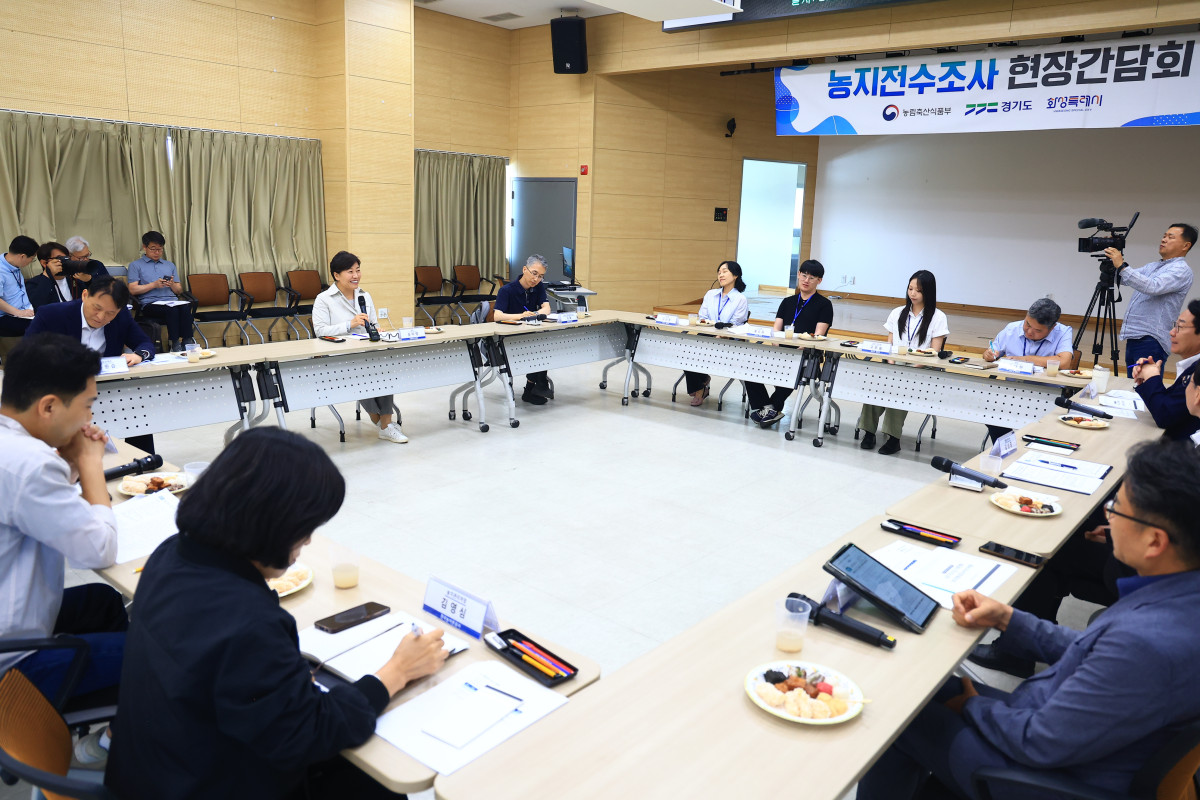 ▲송미령 농림축산식품부 장관(왼쪽에서 두 번째)이 11일 경기도 화성시 팔탄면 행정복지센터에서 농지 전수조사 추진 상황에 대한 현장 간담회를 진행하고 있다. (사진제공=농림축산식품부)