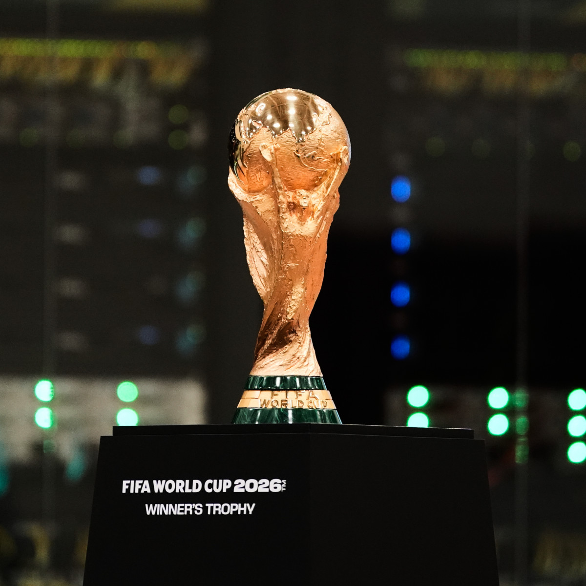▲1일 미국 댈러스에서 열린 국제방송센터(IBC) 개관식에 전시된 국제축구연맹(FIFA) 월드컵 트로피. (AP/연합뉴스)