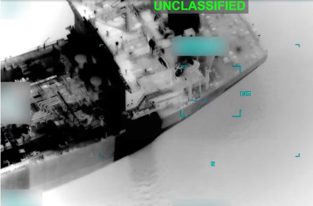 ▲미 중부사령부(CENTCOM)가 공개한 영상 캡처 사진에 유조선 세테벨로(Settebello)호가 공격받는 장면이 담겨 있다. (사진제공 미 중부사령부)