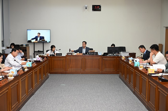 ▲완주군의회 완주·전주 통합 반대 특별위원회가 11일 제300회 임시회 제5차 회의에서 활동결과보고서를 채택하고 있다. (사진제공=완주군의회)