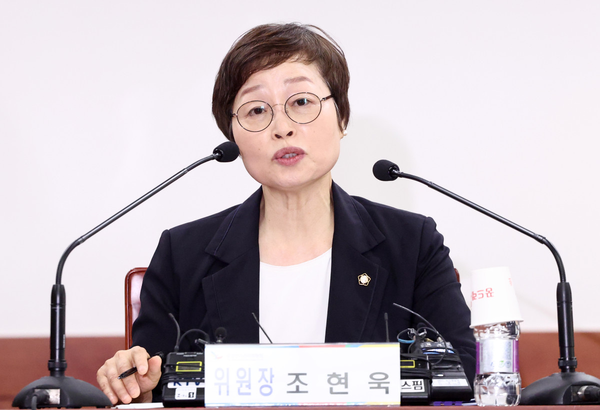 ▲10일 중앙선관위 과천청사에서 열린 ‘투표용지 부족사태 진상규명위원회 제1차 위원회의’에서 조현욱 위원장이 발언하고 있다. (연합뉴스)