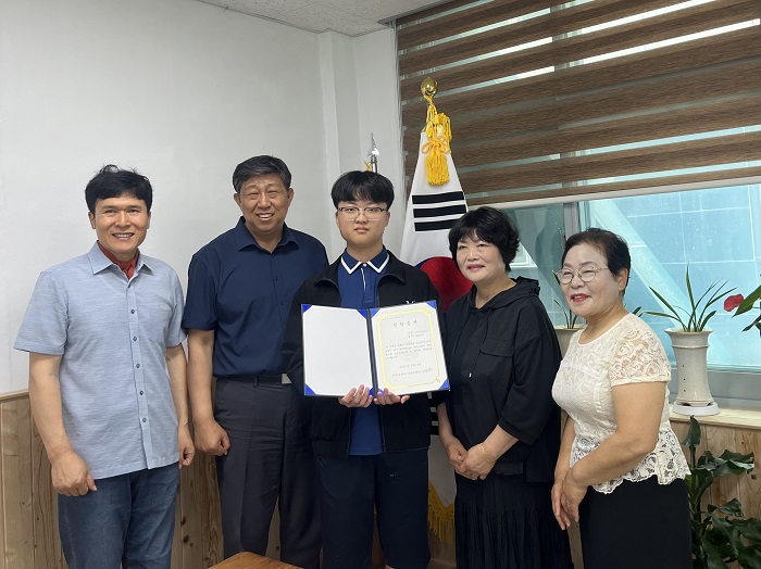 ▲부안고등학교 3학년 A 학생이 아이코리아 장학생으로 2년 연속 선정된 뒤 관계자들과 기념촬영을 하고 있다. (사진제공=부안군)