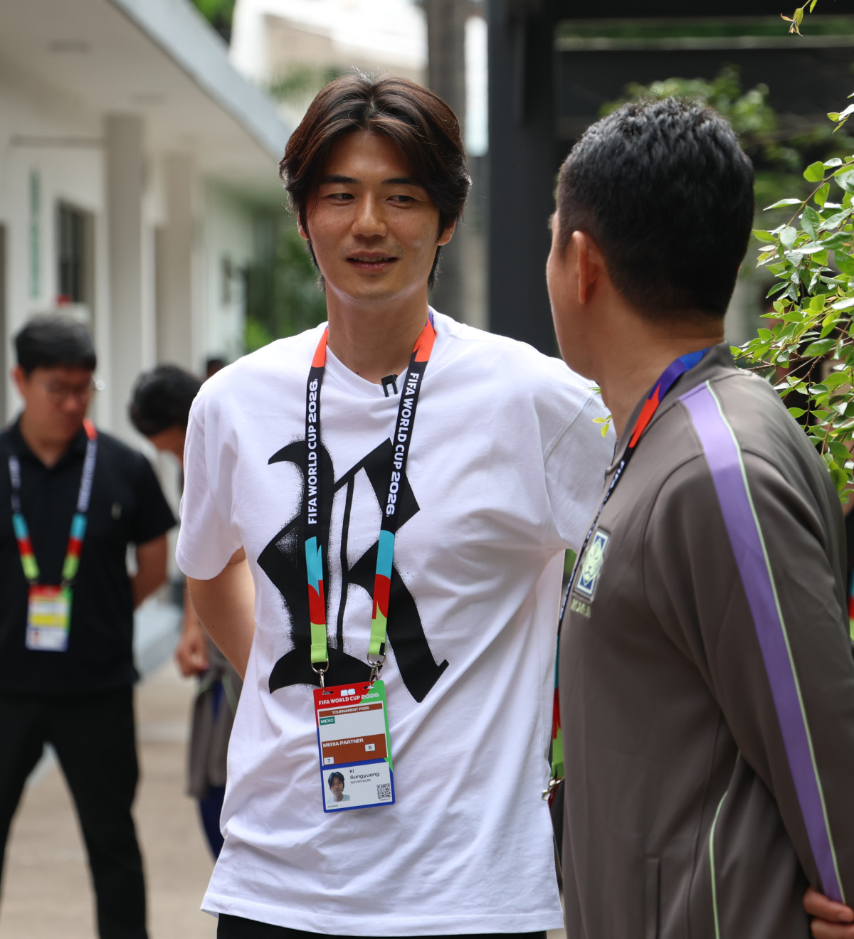 ▲체코전을 앞둔 한국 축구대표팀의 훈련 캠프 찾은 기성용. (뉴시스)