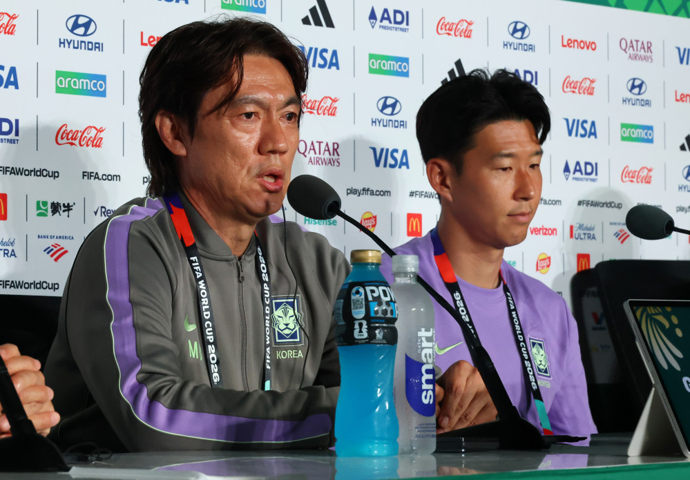▲2026 피파 월드컵에 출전한 한국축구국가대표팀의 홍명보 감독이 체코와의 경기를 하루 앞둔 10일(현지시간) 멕시코 과달라하라 스타디움에서 열린 공식 기자회견에 손흥민과 함께 참석해 기자의 질문에 답하고 있다 (연합뉴스)