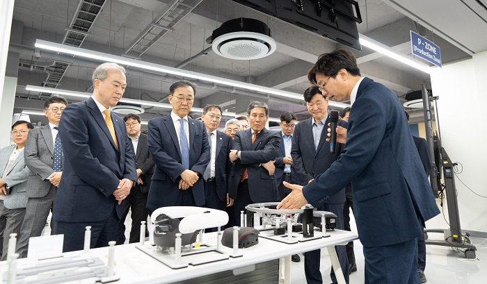 ▲김윤덕 국토교통부 장관이 피지컬AI 실증센터를 찾아 로봇 실증 기술을 살펴보고 있다. (사진제공=전북대학교)