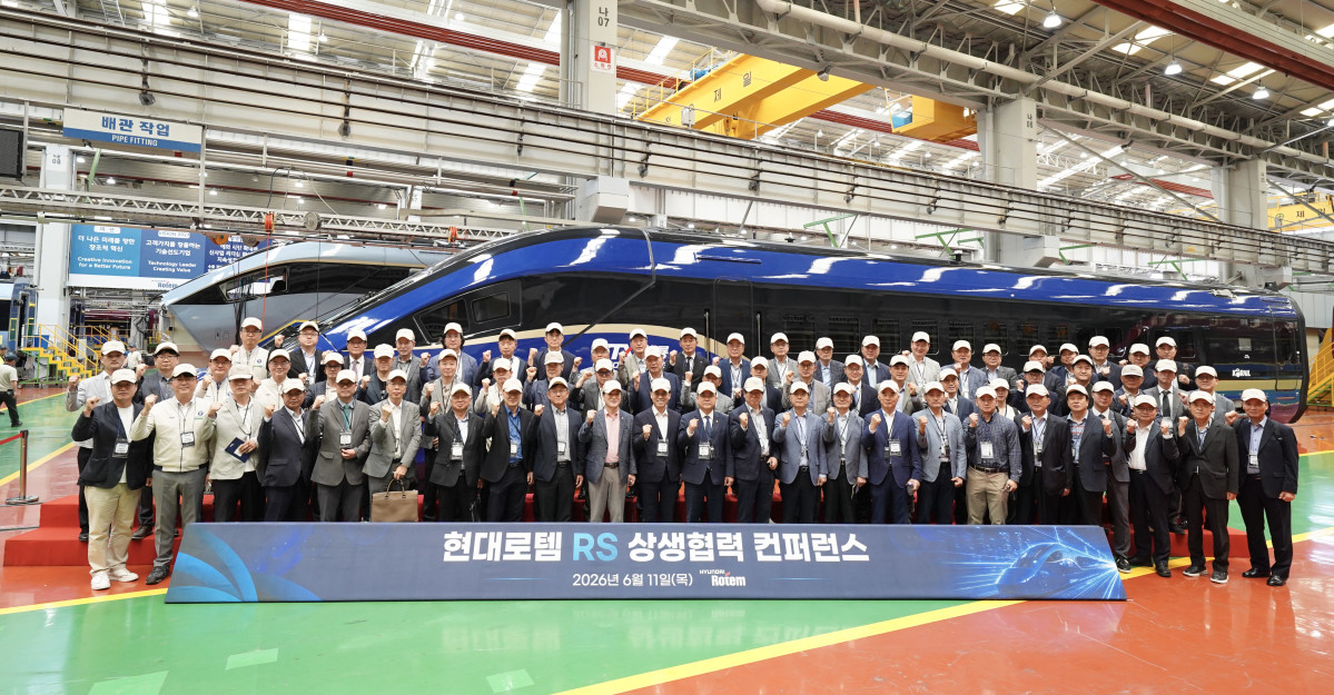 ▲국회와 50개 협력사, 현대로템 등 관계자들이 11일 경남 창원특례시 현대로템 창원공장에서 열린 ‘2026 현대로템 레일솔루션 상생협력 컨퍼런스’에서 기념촬영을 하고 있다. (사진제공=현대로템)
