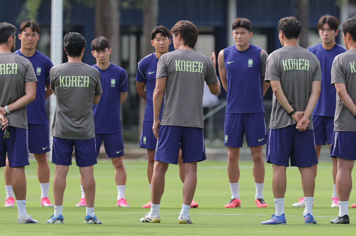 ▲한국 축구대표팀 선수들이 2026 북중미 월드컵 체코와의 조별리그 1차전을 하루 앞둔 10일(현지시간) 멕시코 과달라하라 인근 사포판의 치바스 바예 베르데에서 훈련을 하기 앞서 홍명보 감독의 지시 사항을 듣고 있다. (연합뉴스)
