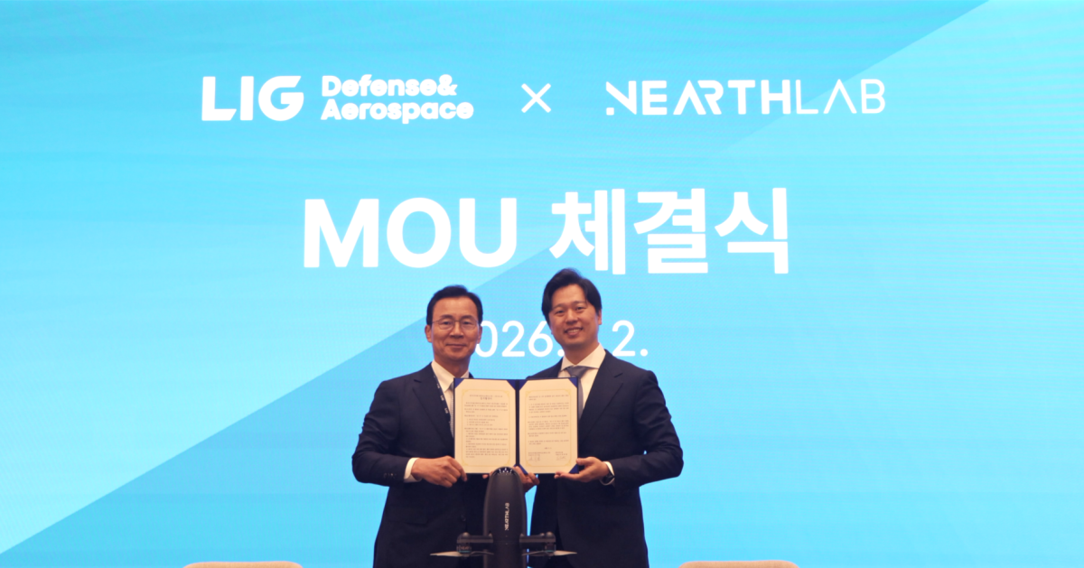 ▲신익현 LIG D&A 대표와 최재혁 니어스랩 대표가 요격드론 분야 사업협업체계 구축을 위한 업무협약(MOU)을 체결하고 기념사진을 촬영하고 있다. (사진제공=LIG D&A)