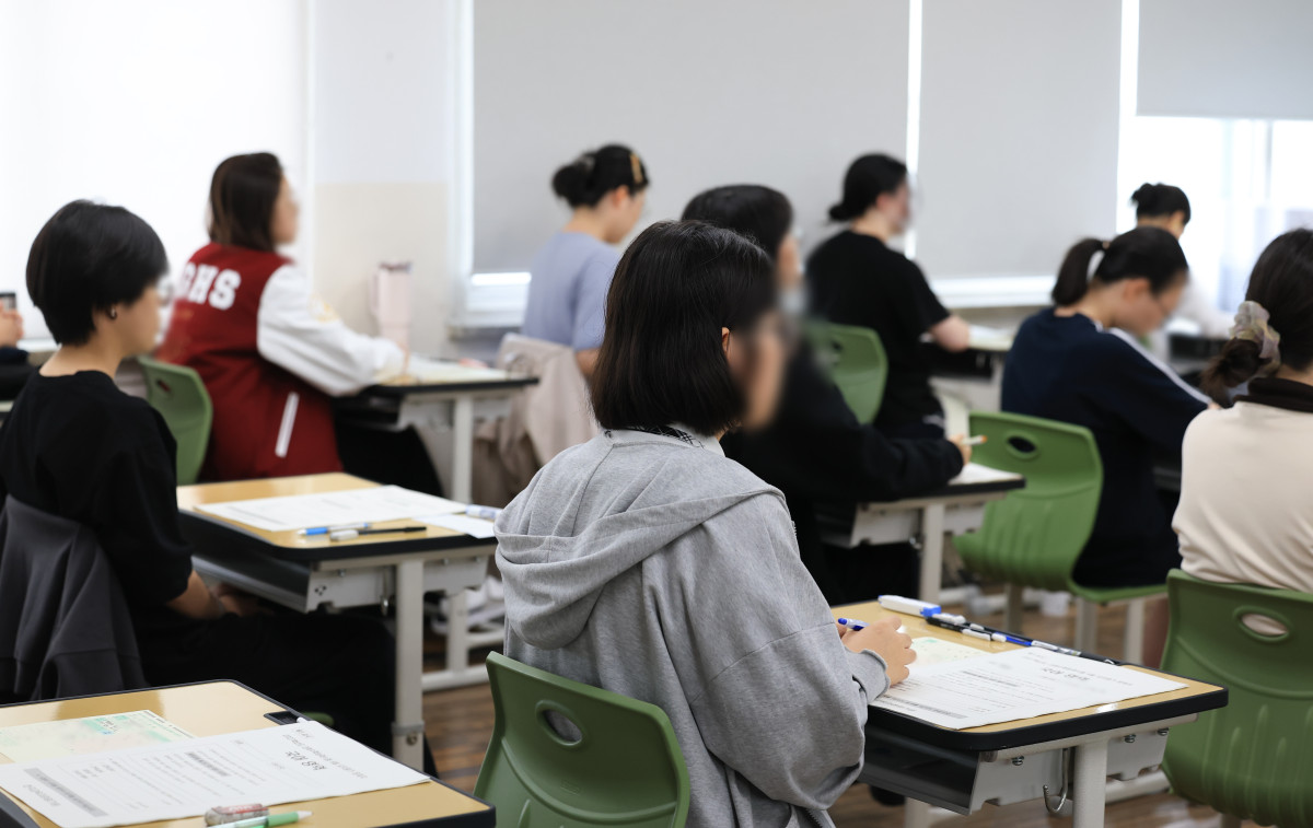 ▲<YONHAP PHOTO-3822> 2027학년도 6월 모의평가 실시    (서울=연합뉴스) 2027학년도 대학수학능력시험 6월 모의평가가 열린 4일 서울 마포구 서울여자고등학교에서 3학년 학생들이 시험 준비를 하고 있다. 2026.6.4 [사진공동취재단]    photo@yna.co.kr/2026-06-04 10:42:40/Media Only<저작권자 ⓒ 1980-2026 ㈜연합뉴스. 무단 전재 재배포 금지, AI 학습 및 활용 금지>