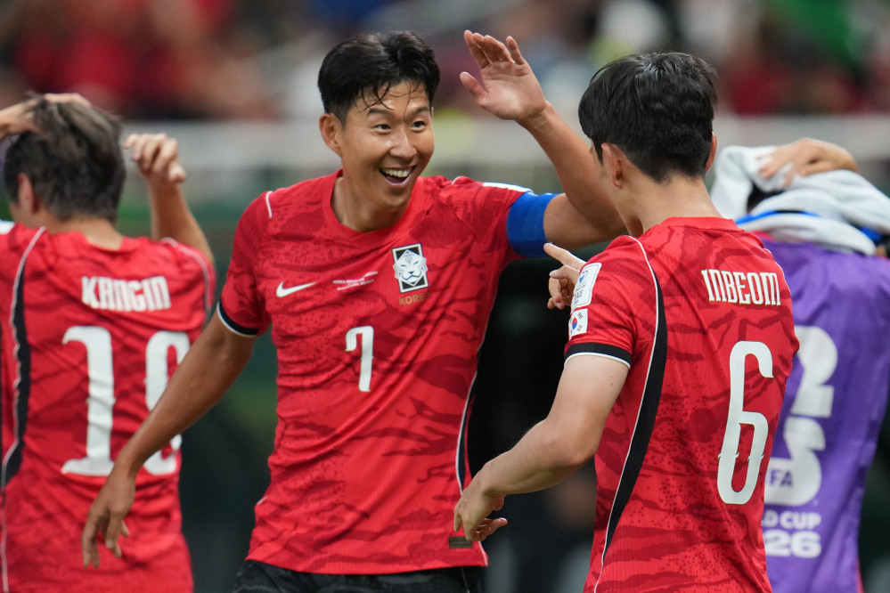 ▲한국의 손흥민이 11일(현지시간) 멕시코 과달라하라 인근 사포판에서 열린 한국과 체코의 월드컵 조별리그 A조 경기에서 팀의 첫 골을 넣은 황인범을 축하하고 있다. 오른쪽은 황인범. (AP/연합뉴스)