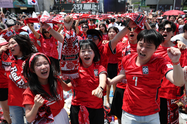 ▲2일 2026 북중미 월드컵 조별리그 A조 한국과 체코의 경기에서 한국이 2-1로 역전승을 거둔 뒤 서울 종로구 광화문광장에서 거리응원에 참여한 시민들이 환호하고 있다. (연합뉴스)