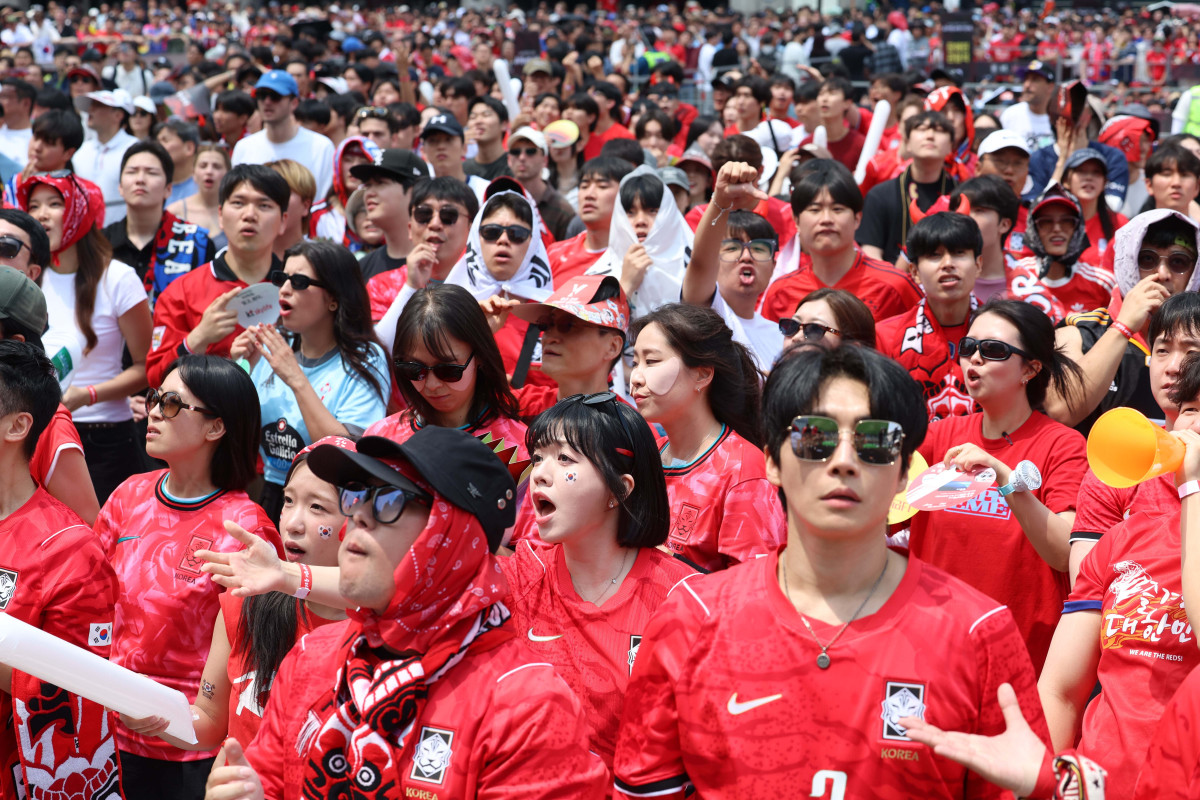 ▲2026 북중미 월드컵 조별리그 대한민국과 체코의 첫 경기가 열린 12일 서울 광화문광장에서 붉은악마를 비롯한 시민들이 대한민국 대표팀을 응원하고 있다. 신태현 기자 holjjak@