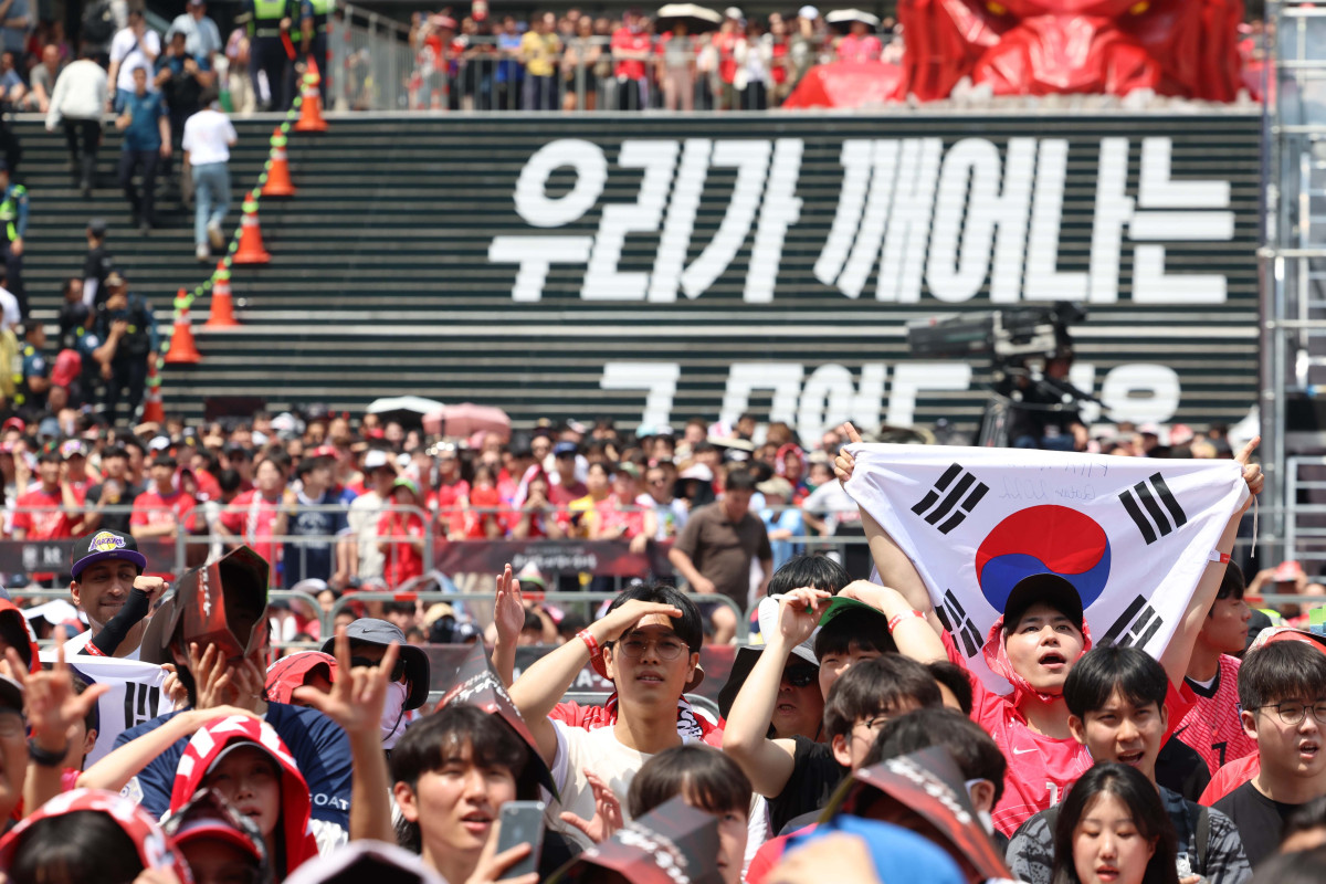 ▲2026 북중미 월드컵 조별리그 대한민국과 체코의 첫 경기가 열린 12일 서울 광화문광장에서 붉은악마를 비롯한 시민들이 대한민국 대표팀을 응원하고 있다. 신태현 기자 holjjak@