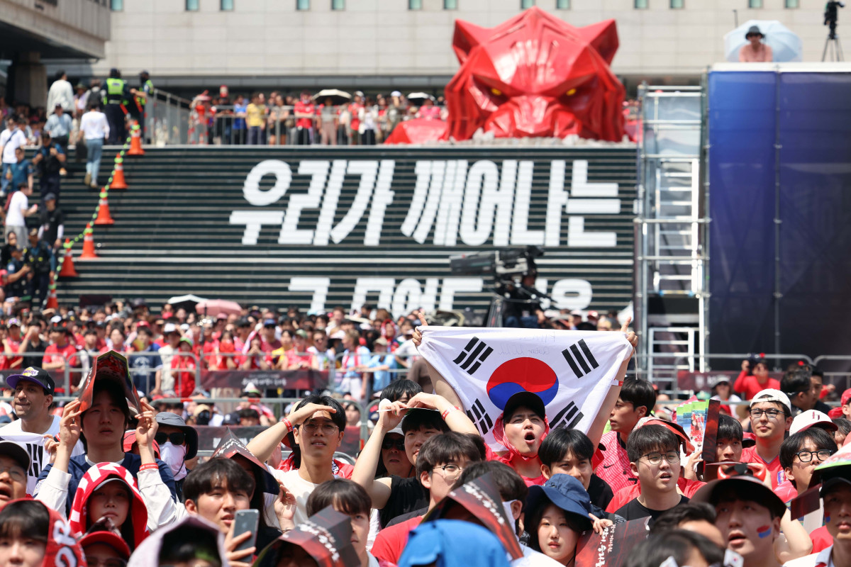 ▲2026 북중미 월드컵 조별리그 대한민국과 체코의 첫 경기가 열린 12일 서울 광화문광장에서 붉은악마를 비롯한 시민들이 대한민국 대표팀을 응원하고 있다. 신태현 기자 holjjak@