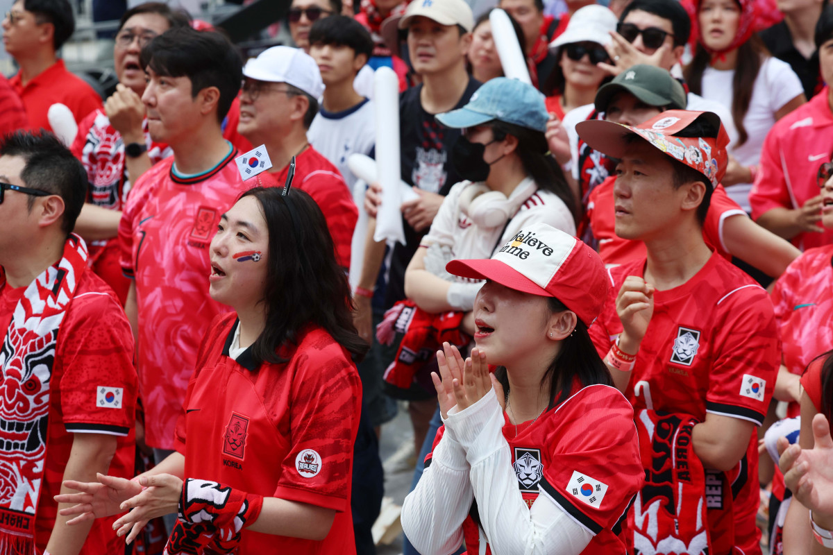 ▲2026 북중미 월드컵 조별리그 대한민국과 체코의 첫 경기가 열린 12일 서울 광화문광장에서 붉은악마를 비롯한 시민들이 대한민국 대표팀을 응원하고 있다. 신태현 기자 holjjak@
