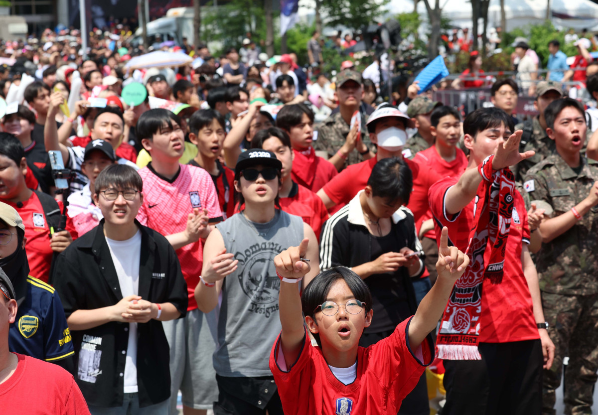 ▲2026 북중미 월드컵 조별리그 대한민국과 체코의 첫 경기가 열린 12일 서울 광화문광장에서 붉은악마를 비롯한 시민들이 대한민국 대표팀을 응원하고 있다. 신태현 기자 holjjak@