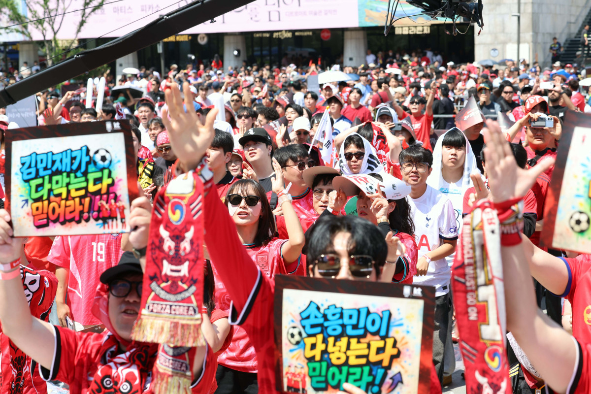 ▲2026 북중미 월드컵 조별리그 대한민국과 체코의 첫 경기가 열린 12일 서울 광화문광장에서 붉은악마를 비롯한 시민들이 대한민국 대표팀을 응원하고 있다. 신태현 기자 holjjak@