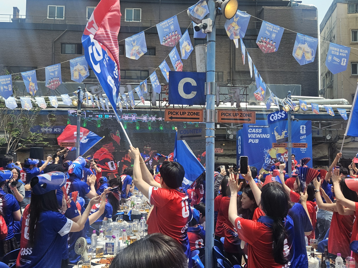 ▲12일 달맞이광장바베큐 을지로 본점에서 진행된 카스 뷰잉펍에서 관람객들이 응원을 하고 있다. (사진=정영인 기자 oin@)