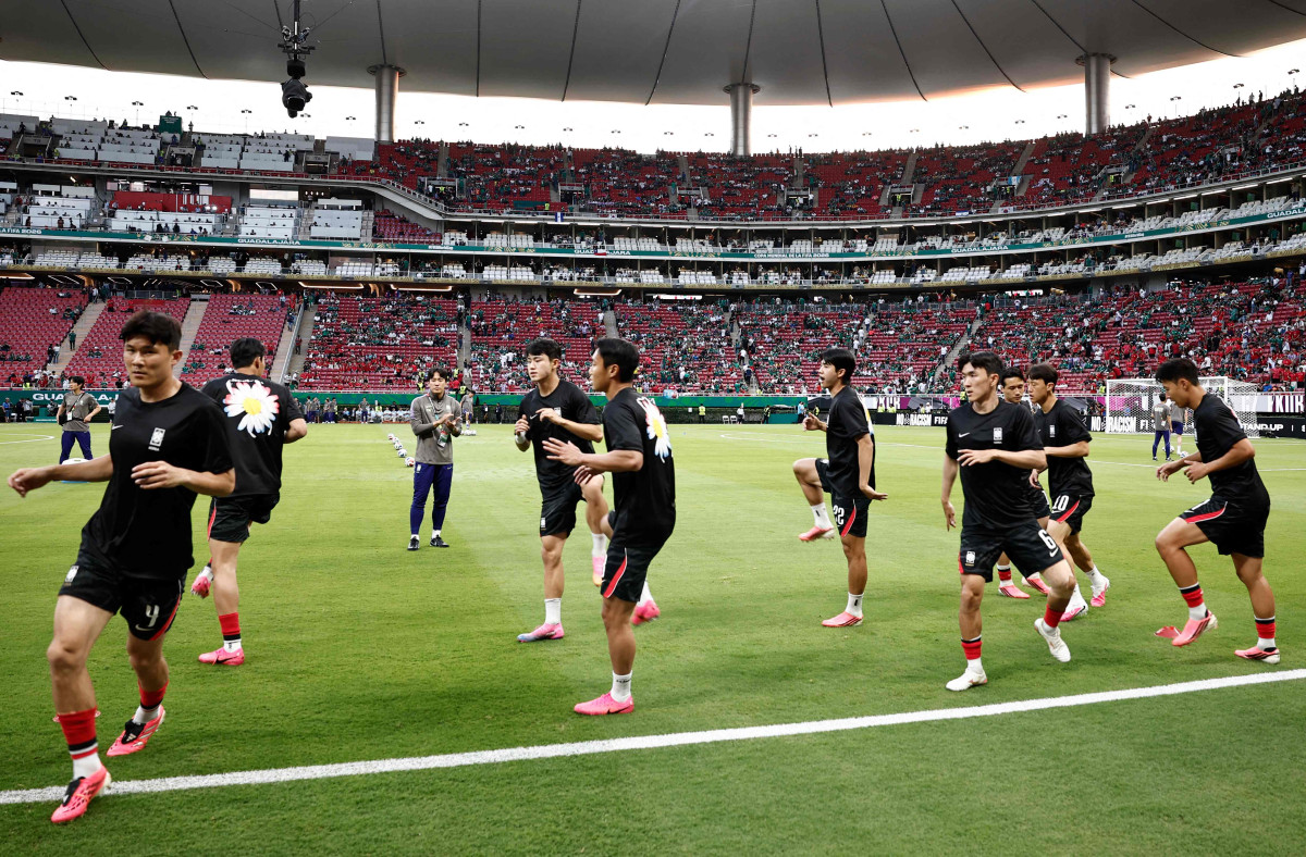 ▲12일(한국시간) 멕시코 과달라하라 아크론 스타디움에서 열린 2026 국제축구연맹(FIFA) 북중미 월드컵 조별리그 A조 한국과 체코의 경기를 앞두고 한국 선수들이 몸을 풀고 있다. (AFP/연합뉴스)