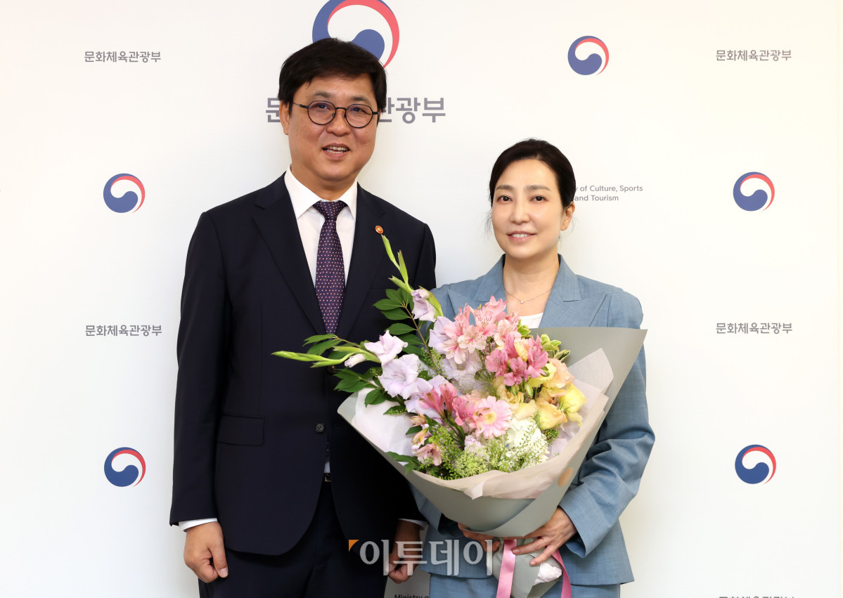 ▲최휘영 문화체육관광부 장관이 12일 서울 종로구 국립현대미술관 서울관에서 신임 서승미 국립국악원장에게 꽃다발을 전달한 뒤 기념촬영을 하고 있다. (사진제공=문체부)