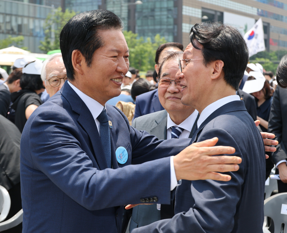 ▲김민석 국무총리와 더불어민주당 정청래 대표가 10일 오전 서울 종로구 광화문광장에서 열린 제100주년 6ㆍ10 만세운동 기념식이 끝난 뒤 대화하고 있다. (연합뉴스)