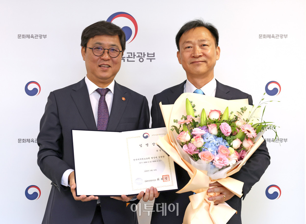 ▲최휘영 문화체육관광부 장관이 12일 서울 종로구 국립현대미술관 서울관에서 신임 윤성천 한국저작권보호원장에게 임명장을 수여한 뒤 기념촬영을 하고 있다. (사진제공=문체부)