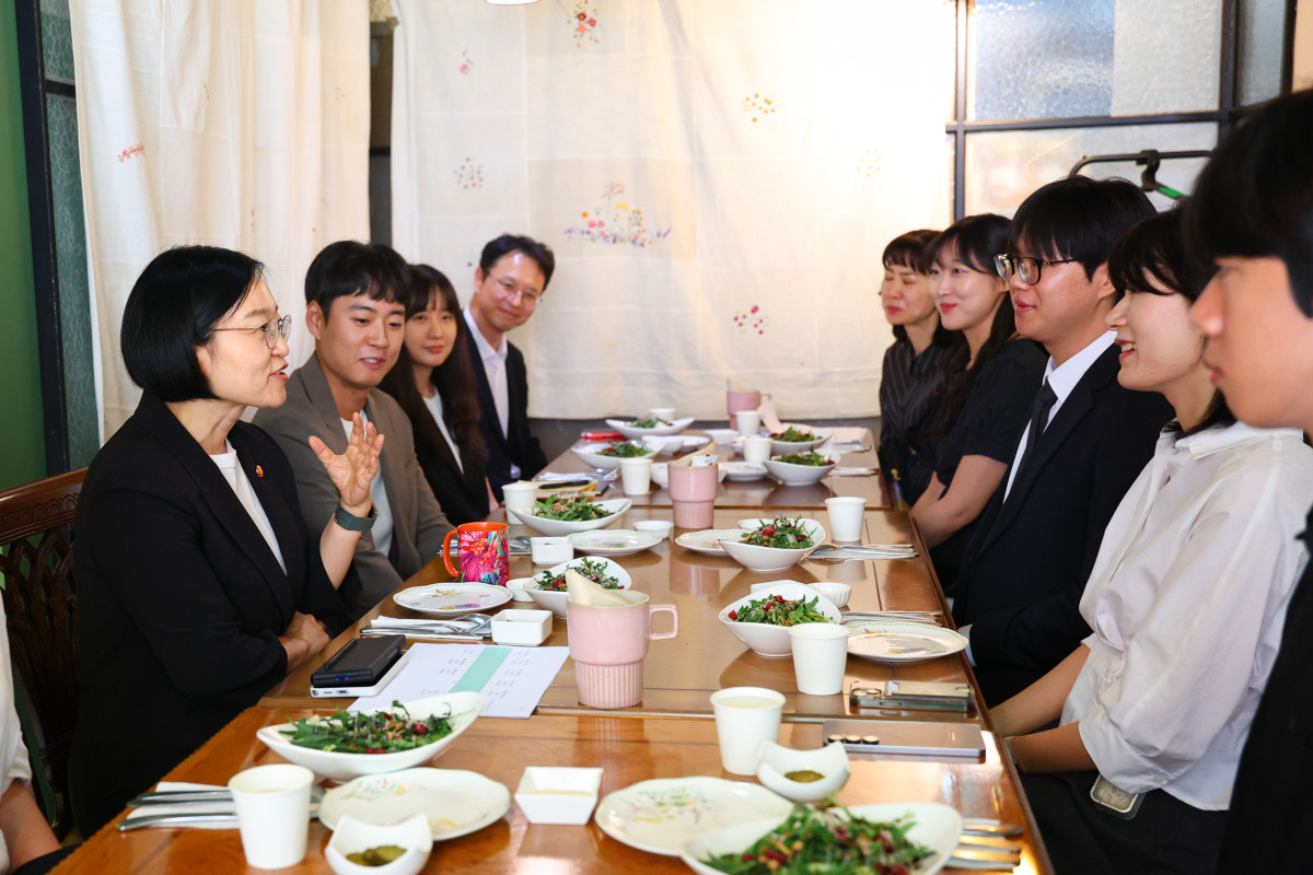 ▲한성숙 국무총리 후보자가 12일 서울 종로구 통의동 인근 식당에서 국무총리실 청년직원 및 청년인턴들과 오찬 간담회를 하고 있다. (사진제공=국무총리 후보자 인사청문 준비단)