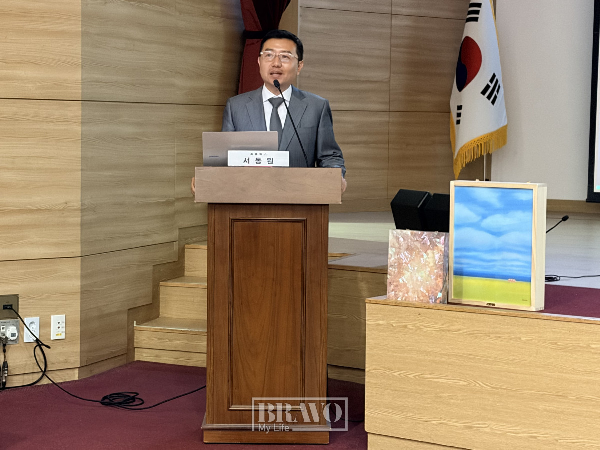 ▲12일 서울 여의도 국회의원회관에서 열린 '초고령사회, 실버타운이 미래다' 정책토론회에서 서동원 홈플릭스 의장이 발표하고 있다.(박지수 기자 jsp@)