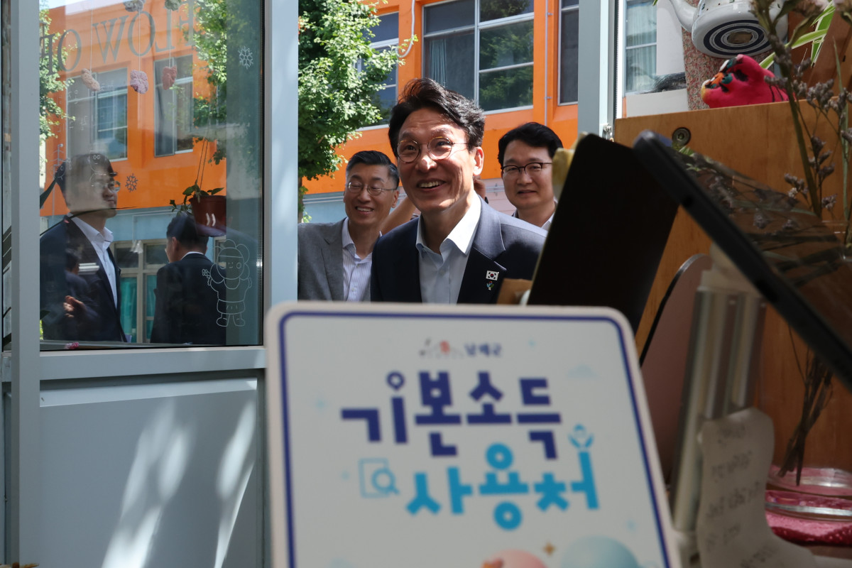 ▲김민석 국무총리가 12일 농어촌 기본소득 시범사업 지역인 경상남도 남해군 이동면을 찾아 기본소득 사용 현황과 효과 등을 점검하고 있다. (연합뉴스)