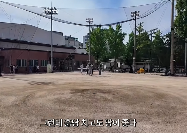 ▲‘서울고 선수들 보고 진짜 깜짝 놀랐습니다’. 서울고 운동장. (출처=유튜브 채널 ‘이대호 [RE:DAEHO]’)