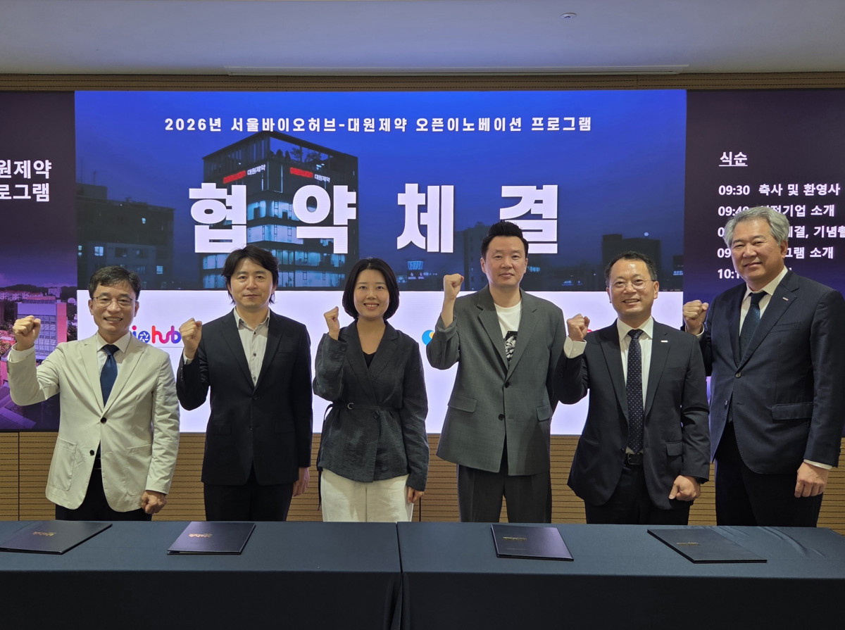 ▲서울바이오허브 김현우 센터장, 옴니아메드 김원종 대표, 서울시 강해라 첨단산업과 과장, 큐리오사바이오사이언스 김완주 대표, 대원제약 김주일 부사장, 이경준 전무가 기념 촬영을 진행하고 있다. (사진제공=대원제약)