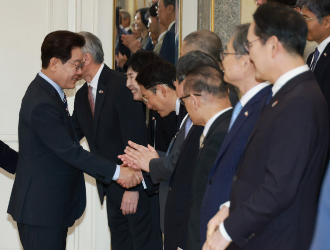 ▲이재명 대통령이 12일(현지시간) 이탈리아 로마의 한 호텔에서 열린 비즈니스 라운드테이블에 입장하며 참석자들과 인사하고 있다. (연합뉴스)