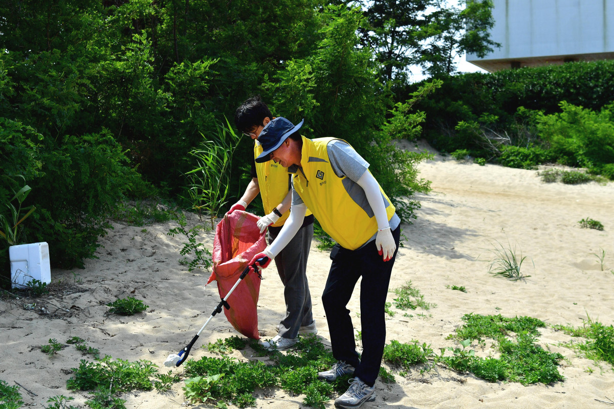 ▲경기신용보증재단 임직원들이 11일 안산시 방아머리 해수욕장에서 '경기바다 함께해' 해양정화활동을 펼치며 해양 쓰레기와 폐플라스틱·폐어구 등을 수거하고 있다. (경기신용보증재단)