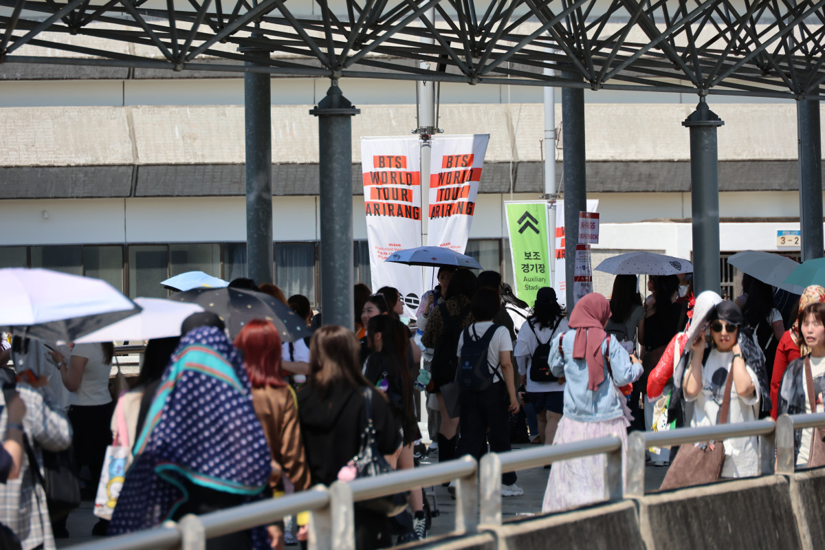 ▲12일 부산 아시아드 주경기장에서 방탄소년단의 월드투어 '아리랑'이 진행되는 가운데 관람객들이 모여 있다. (연합뉴스)