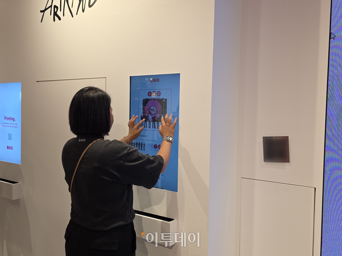 ▲13일 신세계백화점 센텀시티 'BTS 더 시티 아리랑: 부산' 팝업에서 한 팬이 엽서를 만들고 있다. (장유진 기자 @yxxj)