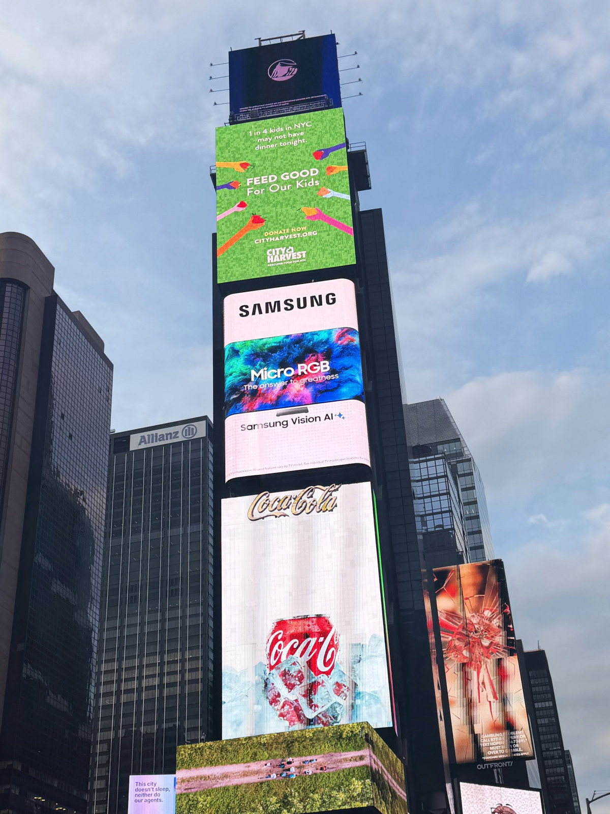 ▲삼성전자가 미국 뉴욕 타임스 스퀘어에서 진행중인 '마이크로 RGB' TV 옥외광고 (사진=삼성전자)