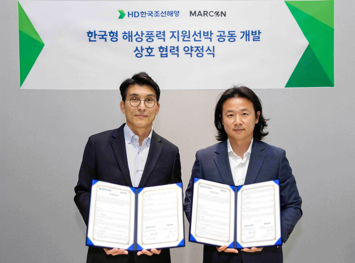 ▲(사진 왼쪽부터) HD한국조선해양 김민국 상무와 말콘 이준석 대표는 10일 판교 글로벌R&D센터에서 ‘한국형 해상풍력 지원 선박 공동 개발을 위한 상호 협력 약정’을 체결한 후 기념사진을 촬영하고 있다. (사진제공=HD한국조선해양)