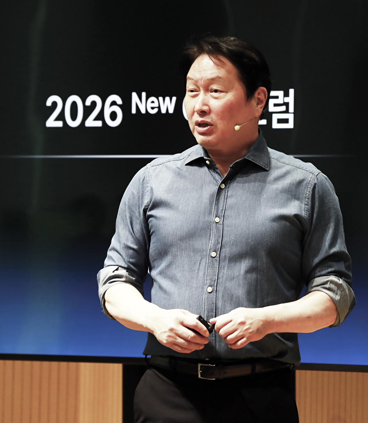 ▲최태원 SK그룹 회장이 13일 경기 이천시 SKMS 연구소에서 열린 ‘2026 New 이천포럼’에서 마무리 발언을 하고 있다. (사진=SK그룹)
