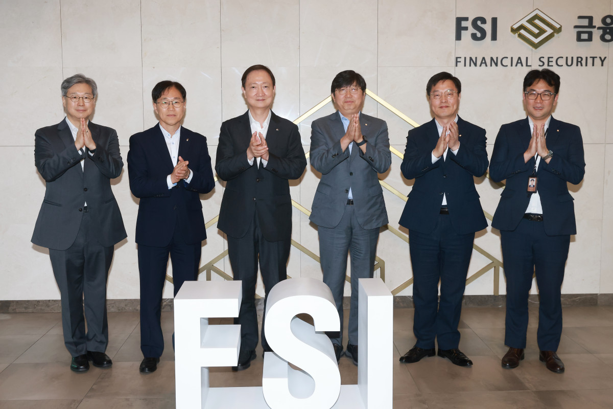 ▲(사진 왼쪽부터) 이석 금융감독원 디지털금융총괄국장, 이종오 금융감독원 디지털·IT 부원장보, 이찬진 금융감독원장, 박상원 금융보안원장, 권기남 금융보안원 사이버대응본부장, 황종모 금융보안원 금융보안관제센터장이 금융보안원 금융보안 관제센터에서 '2026년 상반기 금융권 블라인드 모의해킹 훈련' 점검에 앞서 기념사진을 촬영하고 있다. (사진제공=금융감독원)