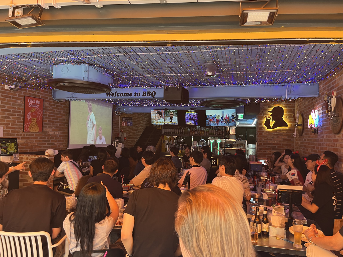 ▲12일 BBQ 홍대입구점에서 많은 이들이 '북중미 월드컵' 응원을 하며 대한민국 대 체코 경기를 지켜보고 있다. (사진제공=제너시스BBQ그룹)