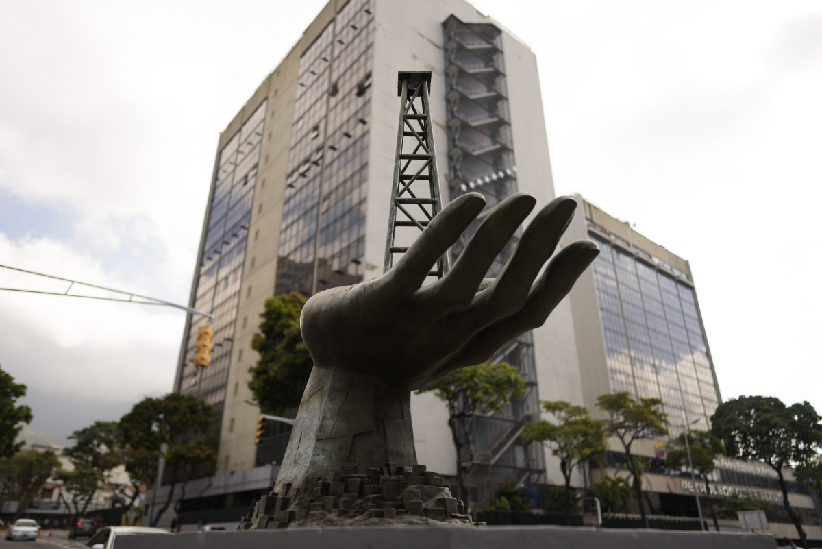 ▲베네수엘라 수도 카라카스에 있는 국영 석유회사 PDVSA 본사 앞에 석유 시추탑을 들어 올린 손 모양의 조형물이 세워져 있다. (카라카스/AP뉴시스)